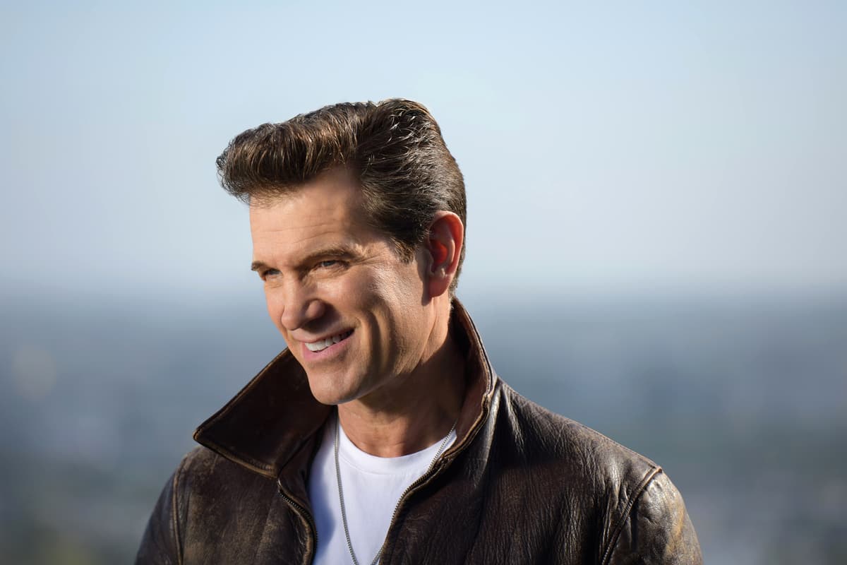 Chris Isaak - On Tour For The Holidays